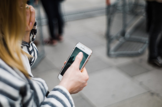 Ilustrasi menghapus seluruh data MiChat. Foto: Unsplash