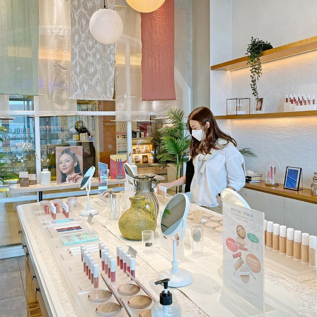 Produk kosmetik di toko offline By Lizzie Parra (BLP). Foto: Dok. BLP Beauty