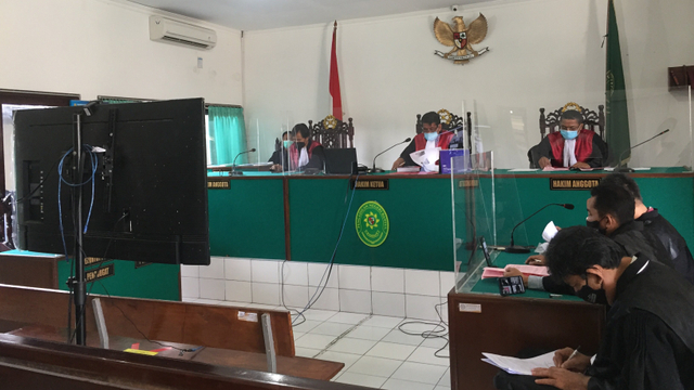 Suasana sidang kasus sate sianida maut di Bantul dengan terdakwa Nani Aprilliani Nurjaman di Pengadilan Negeri Bantul, Kamis (16/9). Foto: Arfiansyah Panji/kumparan