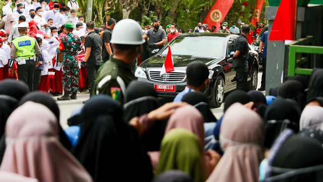 Presiden Jokowi melakukan kunjungan kerja (kunker) ke Aceh dalam rangka meninjau pelaksanaan vaksinasi dari pintu ke pintu (door to door) di Desa Lambro Bileu, Kuta Baro, Aceh Besar, Kamis (16/9/2021). Foto: Suparta/acehkini
