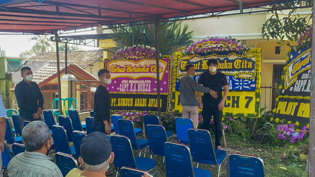 Deretan karangan bunga di rumah kapten Mirza, pilot Rimbun Air yang jatuh di Papua. Foto: Dok. Istimewa