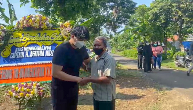 Yudhistira putra Kedua kapten pilot Rimbun Air H Agithia Mirza (kiri) saat menerima tetangga yang melayat. Foto: Dok. Istimewa