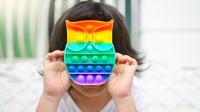 Ilustrasi anak main pop it. Foto: Shutter Stock