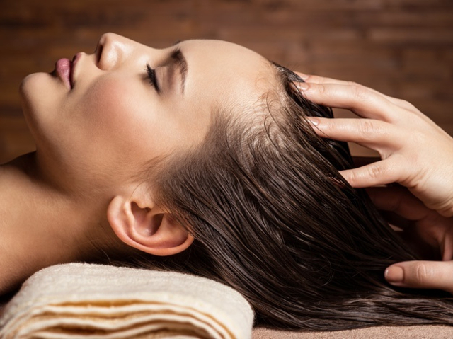 Ilustrasi menggunakan hair tonik. Sumber: pixabay
