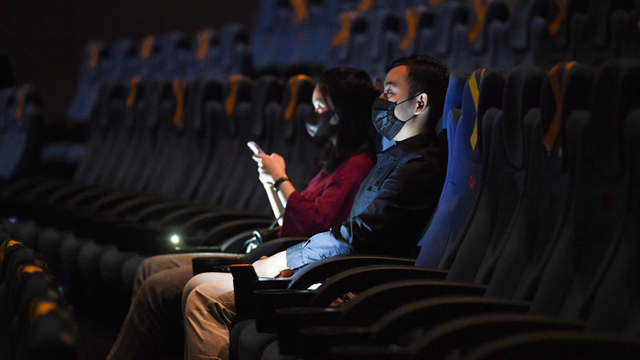 Pengunjung duduk di kursi penonton bioskop CGV, Grand Indonesia, Jakarta, Kamis (16/9/2021). Foto: Akbar Nugroho Gumay/ANTARA FOTO