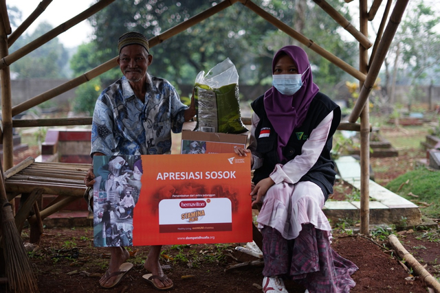 Apresiasi sosok Madi, petugas makam lansia dari Dompet Dhuafa bersama Hemaviton Stamina Plus sebagai bentuk terima kasih kepada petugas makam di tengah pandemi Covid-19. (Senin, 6/09) Dok. Dompet Dhuafa