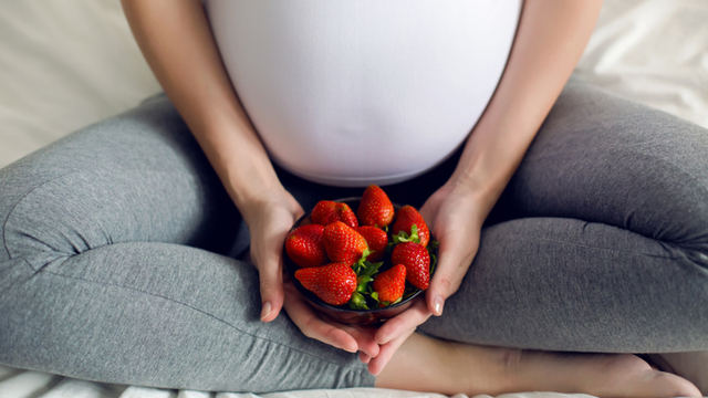 Ilustrasi ibu hamil makan stroberi. Foto: Shutter Stock