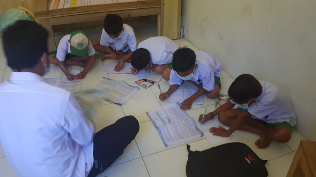 Siswa MI DDI Penatangan belajar melantai karena ruang kelas ambruk. Foto: Dok. Istimewa
