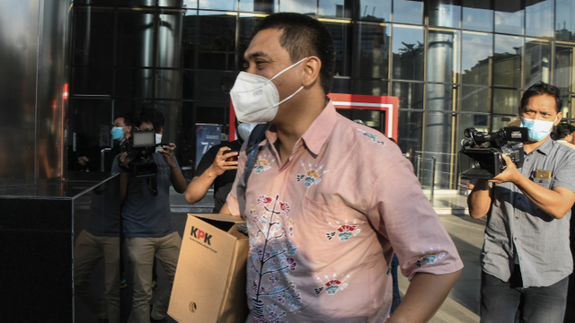 Seorang pegawai KPK Yudi Purnomo berjalan keluar sambil membawa peralatan pribadi dari meja kerjanya di Gedung Merah Putih KPK, Jakarta, Kamis (16/9/2021). Foto: Fakhri Hermansyah/ANTARA FOTO