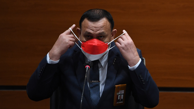 Ketua KPK Firli Bahuri bersiap memberikan keterangan terkait pengangkatan pegawai KPK menjadi Aparatur Sipil Negara (ASN) di gedung KPK, Jakarta, Rabu (15/9/2021). Foto: Akbar Nugroho Gumay/ANTARA FOTO