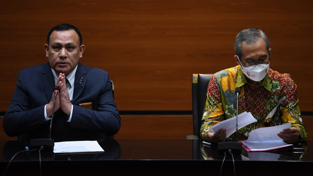 Ketua KPK Firli Bahuri (kiri) didampingi Wakil Ketua Alexander Marwata (kanan) bersiap memberikan keterangan terkait pengangkatan pegawai KPK menjadi Aparatur Sipil Negara (ASN) di gedung KPK, Jakarta, Rabu (15/9/2021). Foto: Akbar Nugroho Gumay/ANTARA FOTO