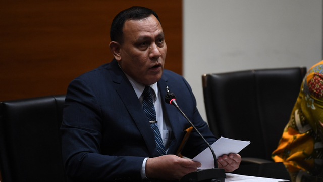 Ketua KPK Firli Bahuri memberikan keterangan terkait pengangkatan pegawai KPK menjadi Aparatur Sipil Negara (ASN) di gedung KPK, Jakarta, Rabu (15/9/2021). Foto: Akbar Nugroho Gumay/ANTARA FOTO