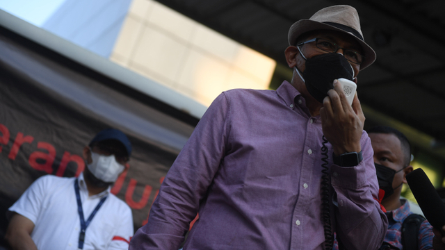 Mantan pimpinan KPK Saut Situmorang (kanan) menyampaikan orasi disaksikan penyidik nonaktif KPK Novel Baswedan (kiri) saat mengikuti aksi anti korupsi di Jakarta, Rabu (15/9/2021). Foto: Akbar Nugroho Gumay/ANTARA FOTO