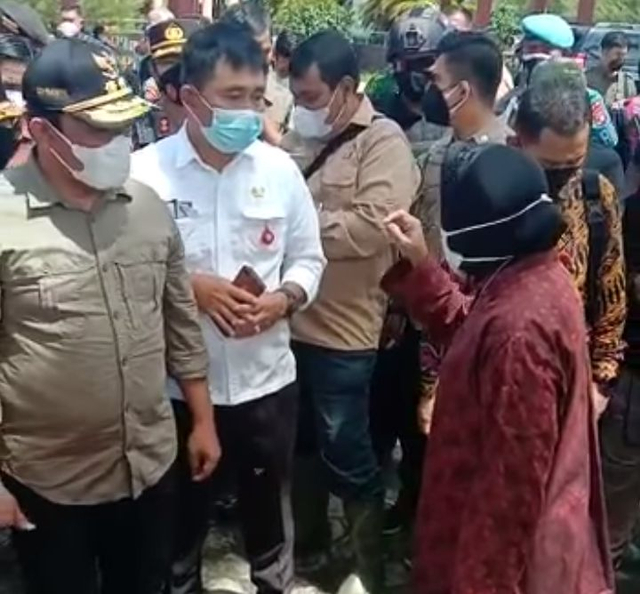 Menteri Sosial RI, Tri Rismaharini saat memarahi Kadinsos Katingan, Elmon Sianturi dalam kunjungannya ke Katingan, Kalteng, Kamis (16/9).