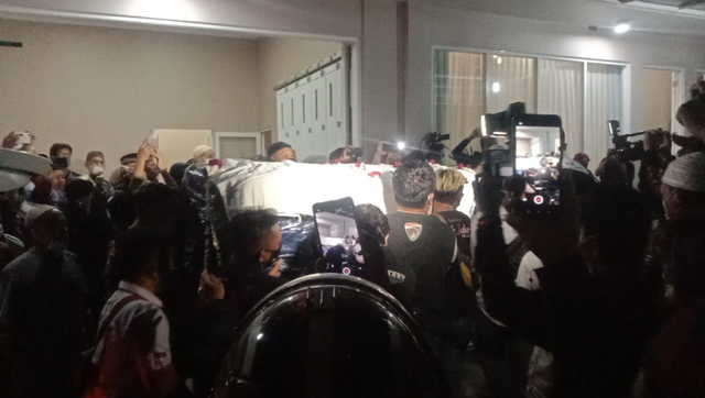 Jasad kopilot Rimbun Air, Fajar Dwi Saputra (26) tiba di rumah keluarganya di Bekasi. Foto: Dok. Istimewa
