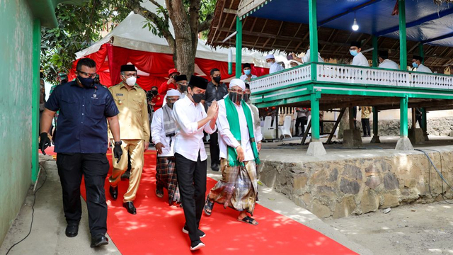 Presiden Jokowi usai meninjau pelaksanaan vaksinasi massal untuk santri di Dayah Istiqamatuddin Darul Mu'arrif, Aceh Besar, Kamis (16/9). Foto: Suparta/acehkini