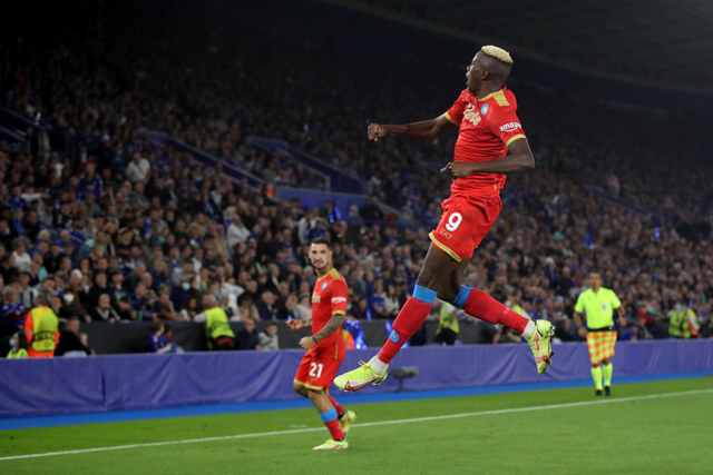 Selebrasi pemain Napoli Victor Osimhen usai mencetak gol ke gawang Leicester City pada pertandingan Grup C Liga Europa di King Power Stadium, Leicester, Inggris. Foto: Tony Obrien/REUTERS