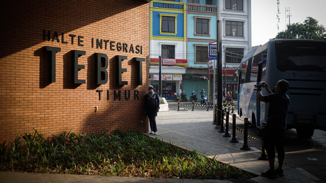Seorang warga berfoto di Halte Integrasi Stasiun Tebet, Jakarta Selatan, Jumat (17/9). Foto: Iqbal Firdaus/kumparan