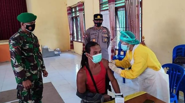 warga mendapatkan vaksin