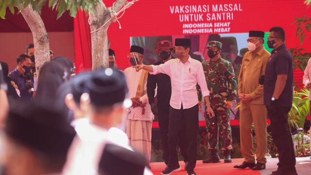 Presiden Joko Widodo saat meninjau vaksinasi massal untuk santri di Aceh Besar. Foto: Suparta