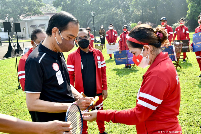 Leani Ratri saat meminta Presiden Jokowi menandatangani raketnya di Istana Bogor. Foto: Agus Suparto/Presidential Palace
