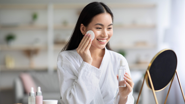 Ilustrasi perempuan membersihkan kulit pakai micellar water. Foto: Shutter Stock