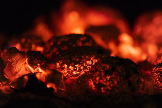 Kelebihan briket dari bahan bakar minyak, sumber gambar: https://www.unsplash.com/