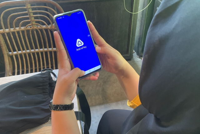 Pelanggan mengakses aplikasi AstraPay. Foto: Teri/Hi!Pontianak