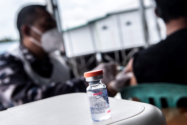 Vaksin Sinovac untuk warga pesisir dalam rangka program serbuan vaksin COVID-19 di Desa Juwata Laut, Tarakan Utara, Tarakan, Kalimantan Utara, Jumat (17/9/2021). Foto: Muhammad Adimaja/Antara Foto