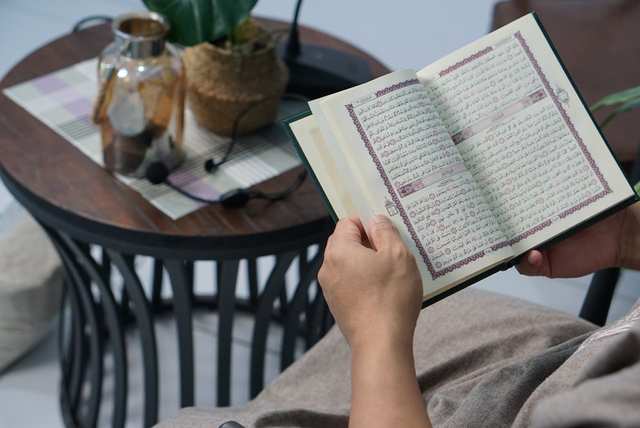 Ilustrasi mengamalkan sholawat Nabi. Foto: dok. https://unsplash.com/