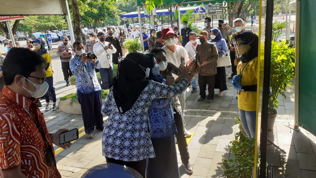 Seorang pengunjung melakukan scan QR Code di aplikasi PeduliLindungi dalam Uji coba operasional Candi Prambanan di tengah PPKM Level 3, Jumat (17/9/2021). Foto: Erfanto/Tugu Jogja