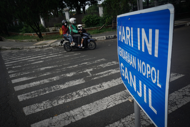 Penerapan aturan Ganjil Genap untuk pengunjung tempat wisata di Taman Mini Indonesia Indah (TMII) Jakarta, Jumat (17/9/2021). Foto: Iqbal Firdaus/kumparan