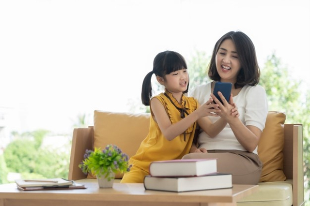 Ilustrasi ibu mengenalkan aplikasi edukasi pada anak. Foto: Freepik