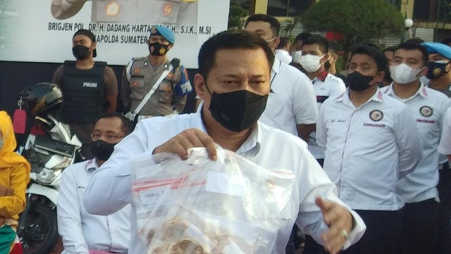 Dirkrimum Polda Sumut Kombes Pol Tatan Dirsan Atmaja saat menunjukkan emas yang digasak para perampok di Kota Medan. Foto: Dok. Istimewa