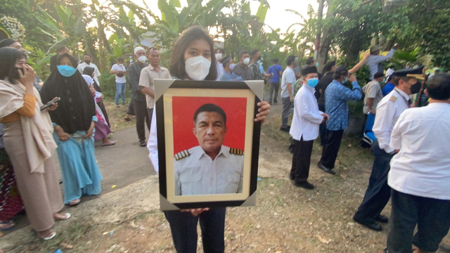 Kedatangan jenazah Capt Mirza, pilot Rimbun Air, di Bogor disambut tangis keluarga. Foto: Dok. Istimewa