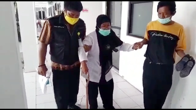 Imas Kustiani (53), guru honorer K2 di SDN Wancimekar 1 Kabupaten Karawang mengikuti seleksi PPPK dalam kondisi serba kekurangan. Foto: Dok. Istimewa