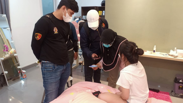 Polisi menggerebek selebgram RR
Foto: Dok. Polresta Denpasar