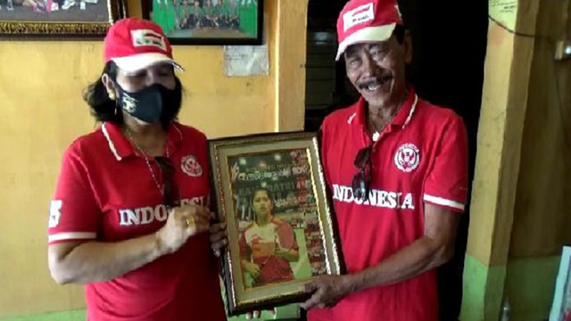 ORANG TUA Leani Ratri Oktila, peraih 2 medali emas dan 1 medali perak pada Paralimpiade Tokyo 2020. 