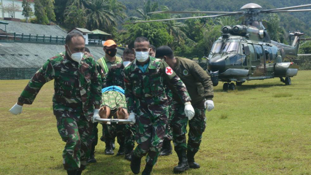Aparat TNI berhasil evakuasi nakes korban kekejaman KST dari Distrik Kiwirok. Foto: Dok. Puspen TNI