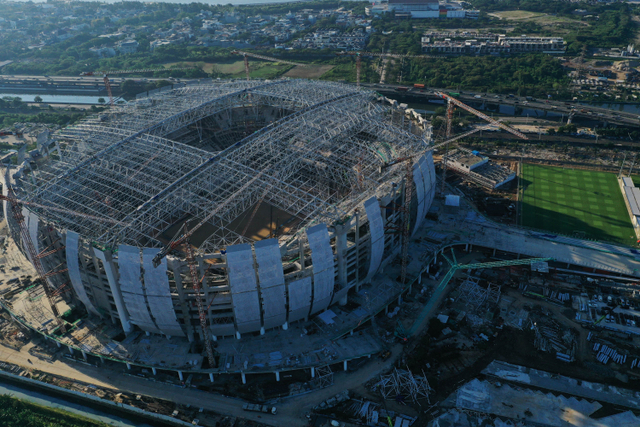 Foto udara pembangunan Jakarta International Stadium (JIS) di Jakarta, Jumat (17/9/2021).  Foto: Hafidz Mubarak A/ANTARA FOTO