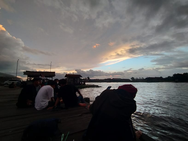 Menikmati sunset dari dermaga Pasar Indra Sari, Kelurahan Baru. Foto: Fiyya/InfoPBUN.