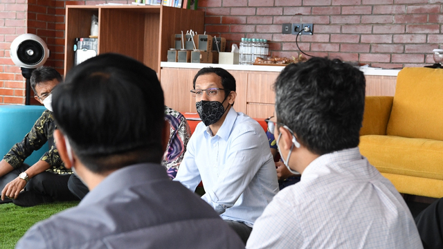 Mendikbud Ristek Nadiem Makarim bertemu sejumlah mahasiswa. Foto: Kemendikbudristek