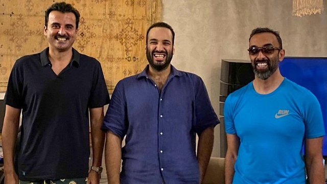 Pangeran MBS alias Muhammad bin Salman (tengah) bertemu Emir Qatar (kiri) dan Penasihat Keamanaan UEA Tahnoun bin Zayed Al Nahyan pada September 2021.. Foto: Twitter/@Badermasaker