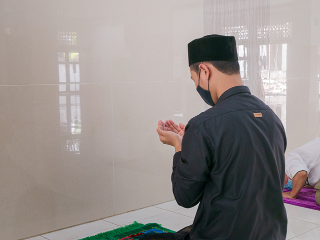Ilsutrasi bacaan doa untuk kedua orang tua yang sudah meninggal, sumber foto: https://unsplash.com/