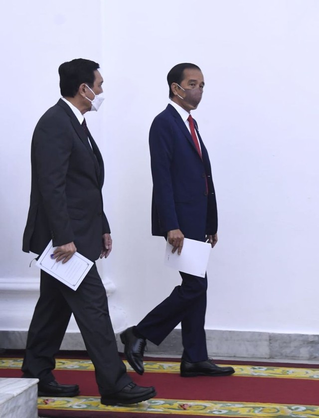 Presiden Joko Widodo didampingi Menteri Koordinator Bidang Kemaritiman dan Investasi Luhut Binsar Pandjaitan pada pertemuan Major of Economies on Energy and Climate 2021 yang digelar secara virtual. Foto: Dok. Lukas - Biro Pers Sekretariat Presiden