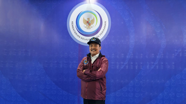 Menteri KP Sakti Wahyu Trenggono berdiri di depan logo baru KKP. Foto: Dok. KKP