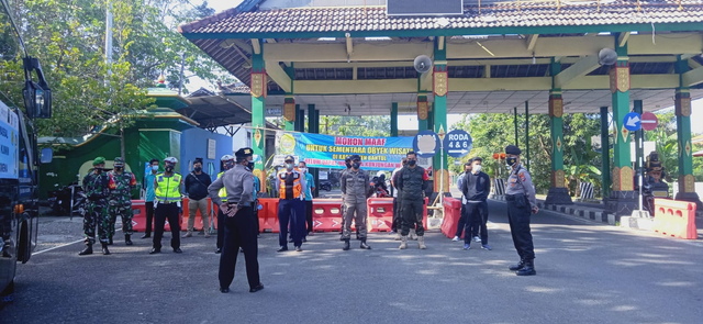 Suasana penyekatan di TPR Pantai Parangtritis di tengah PPKM Level 3. Foto: Syiva/Tugu Jogja.