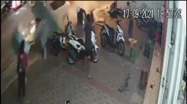 Tangkapan layar CCTV yang memperlihatkan kecelakaan mobil yang menabrak gerobak di Jalan Kaliurang. Foto: Instagram/@merapi_uncover