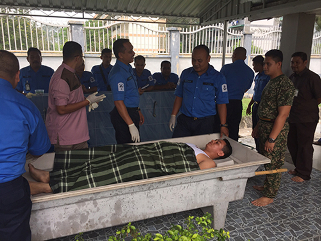 Tata cara memandikan dan mengkafani jenazah. Sumber: flickr.com