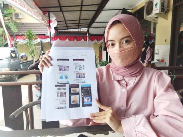 Al, salah satu korban fetish mukena saat melaporkan kasusnya ke Polresta Malang Kota. foto/Rizal Adhi. 